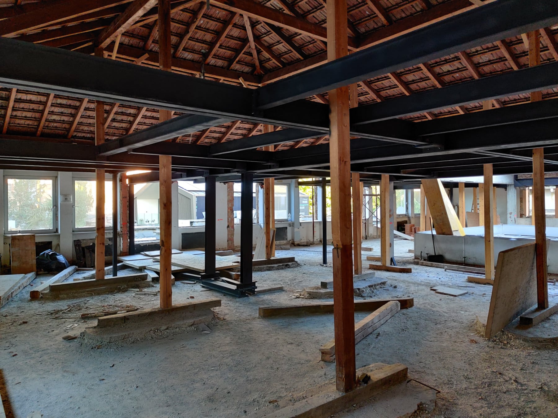 Stahltragkonstruktion mit Holzdach