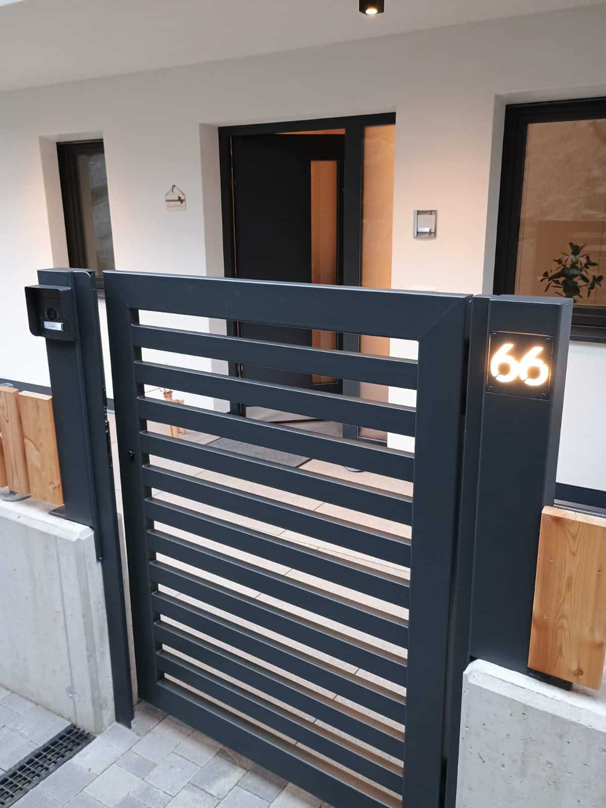 Modernes Metalltor mit Lamellen