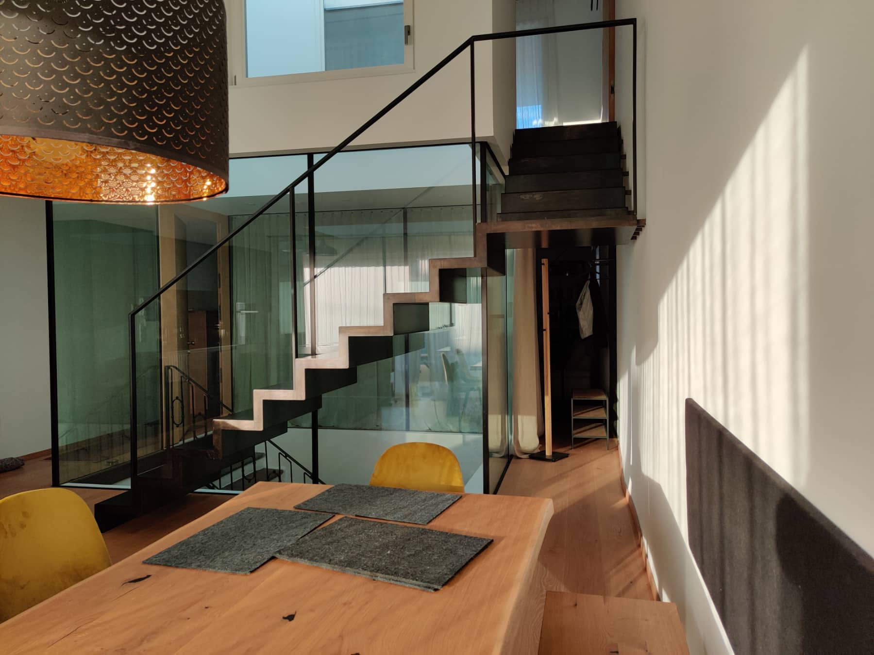 Maßgefertigte Treppe mit Glas und Metall