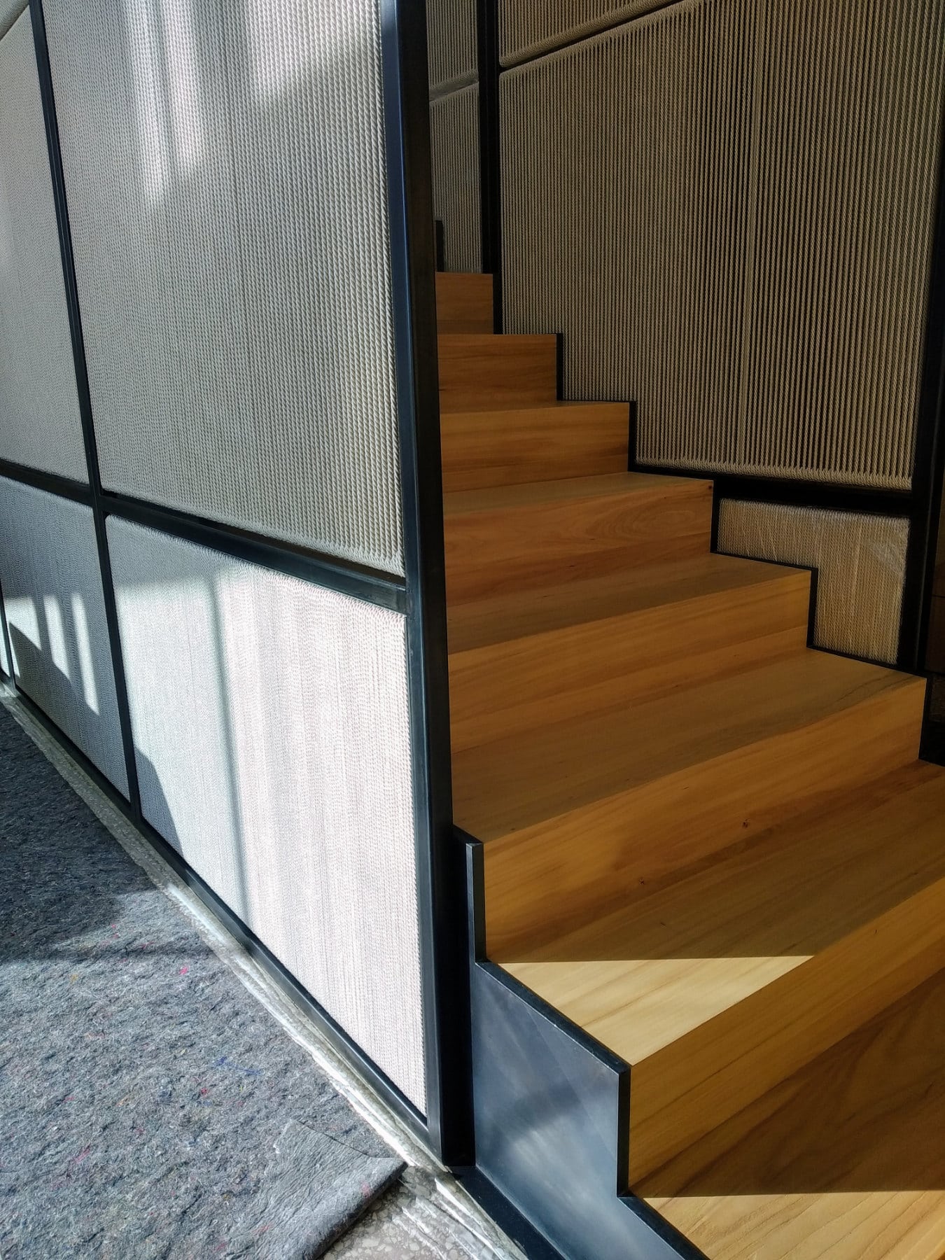 Treppe mit Holzstufen und Metallgeländer