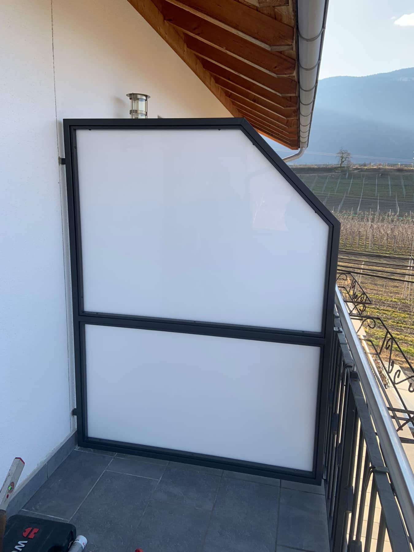 Sichtschutzkonstruktion aus Glas und Metall