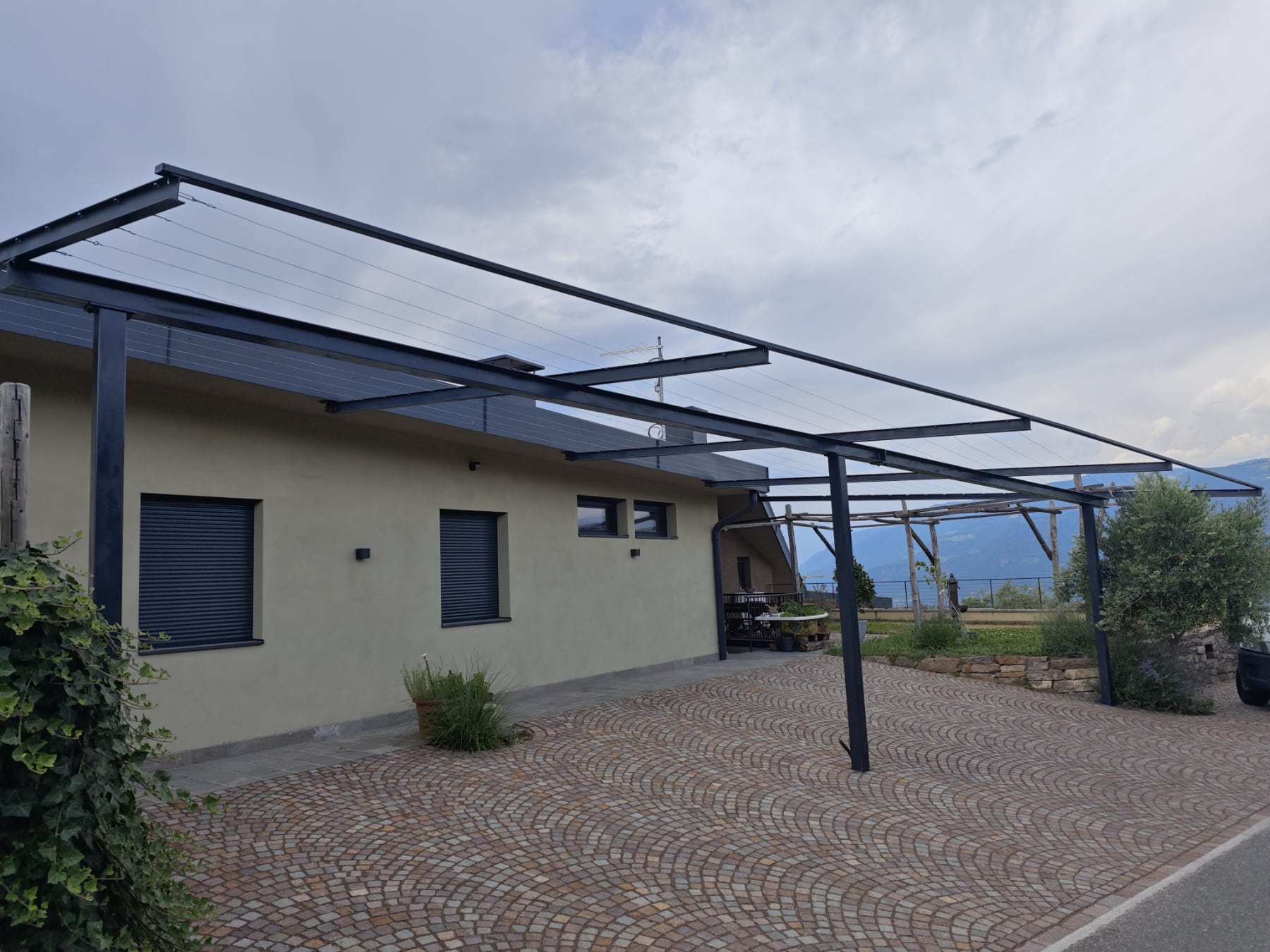 Maßgefertigte Überdachung aus Metall